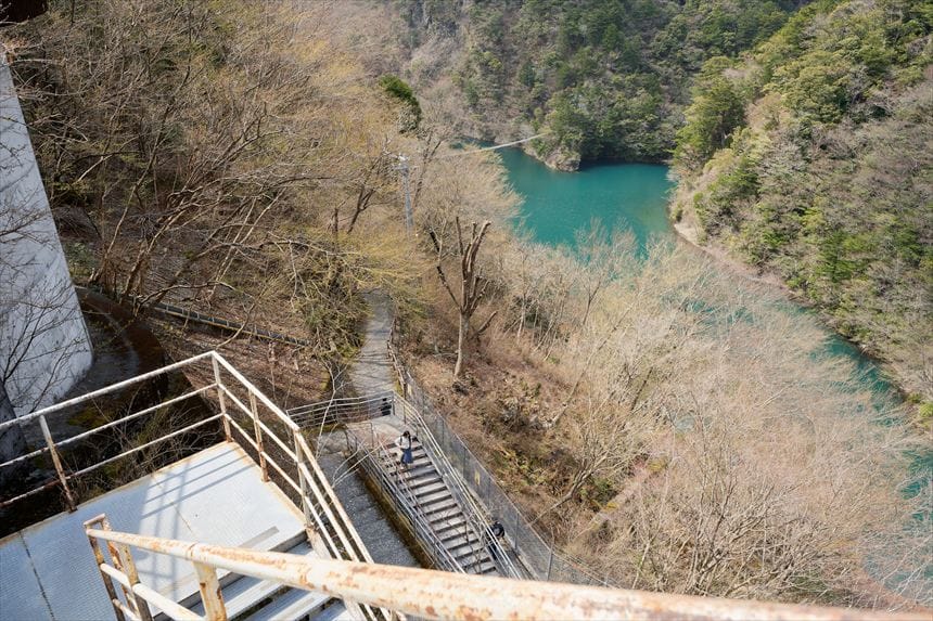 森林鉄道の駅跡から見る夢の吊り橋